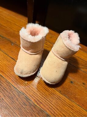 Baby Ugg slippers M